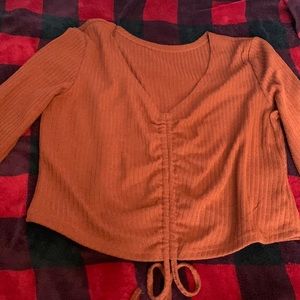 This is a orange v neck top. Size:XL